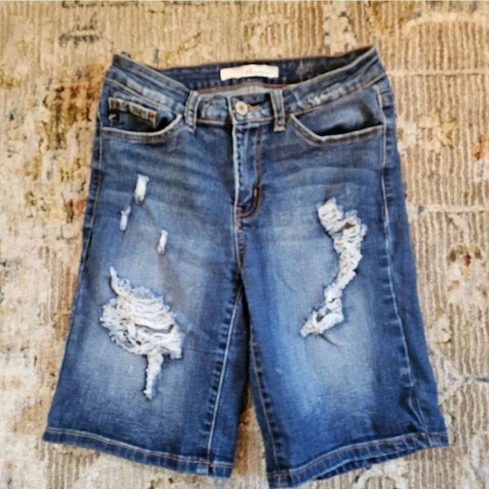 KanCan distressed shorts sz 5/26 with 9" inseam